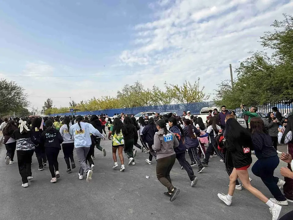 CORREN MÁS DE 800 JÓVENES EN LA 2DA CARRERA ESTUDIANTIL