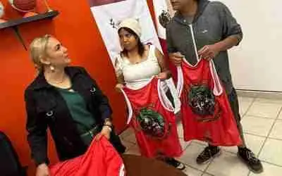 APOYA SIDEC A GIMNASIO “LEGADO MONSTER” CON UNIFORMES PARA SUS BOXEADORES