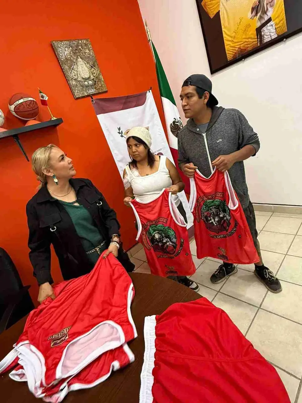 APOYA SIDEC A GIMNASIO “LEGADO MONSTER” CON UNIFORMES PARA SUS BOXEADORES